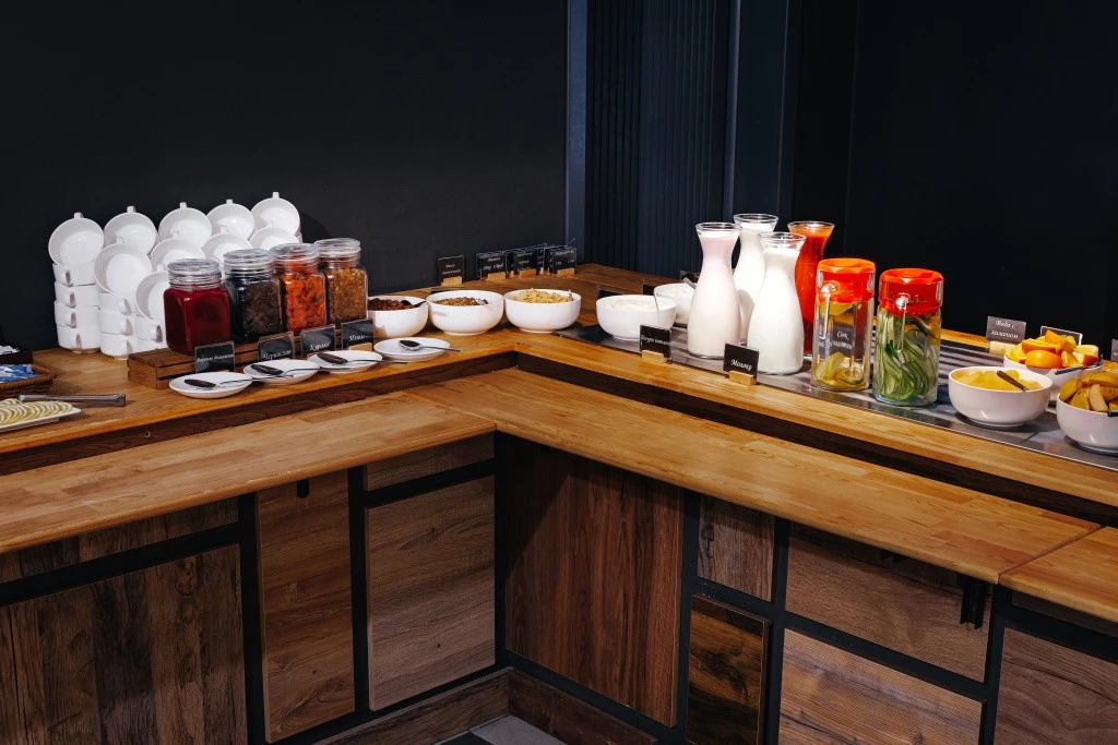 Приглашаем на завтрак, обед и ужин в уютную столовую на высоте 1100м на Роза Хутор