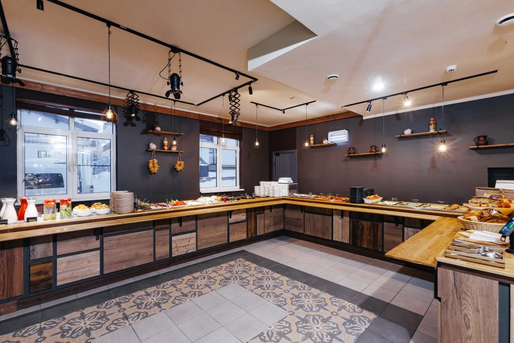 Кафе с завтраком, обедом и ужином на высоте 1100м на Роза Хутор в Олимпийской Деревне. Демократичные цены, приятная атмосфера и разнообразное меню в течение дня.